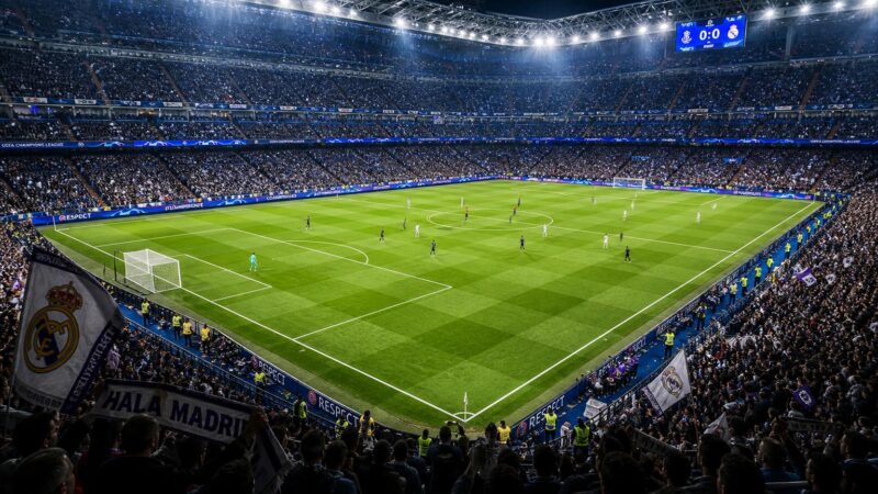 Suasana stadion Liga Champions pada malam pertandingan